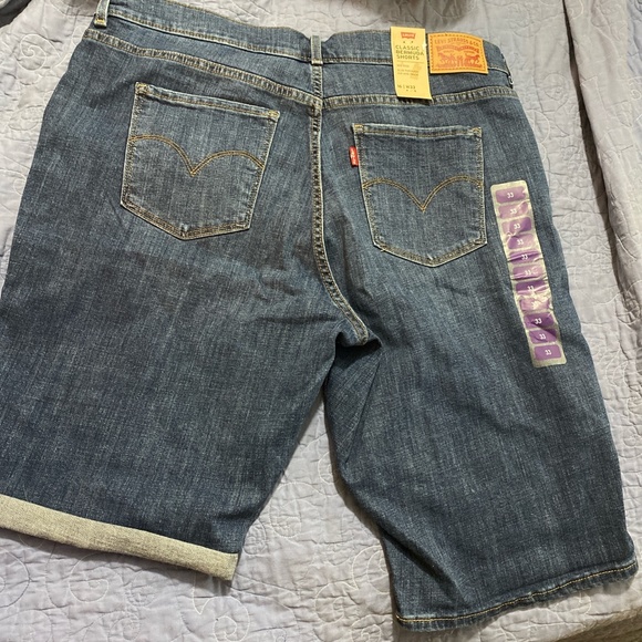 NWT Women’s size 16 Levi’s Burmuda Shorts - Picture 4 of 4